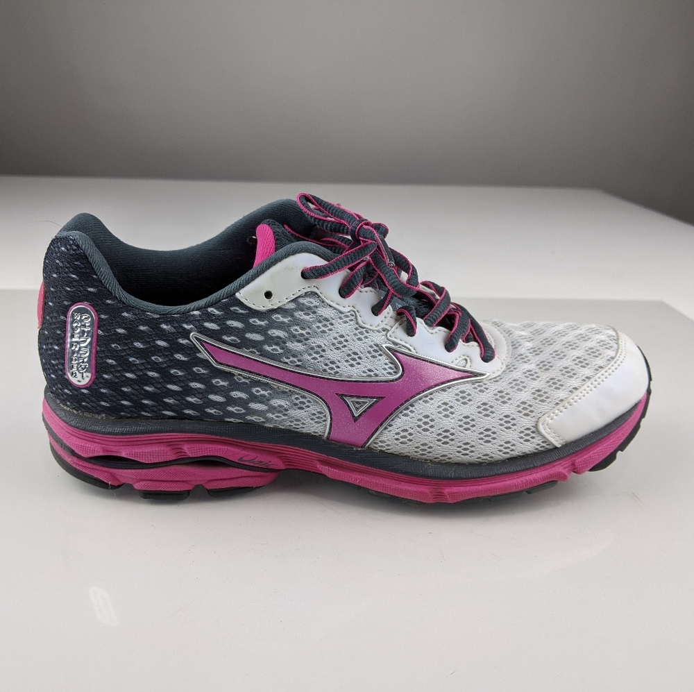 Mizuna Women Wave Rider 18 Running Shoe